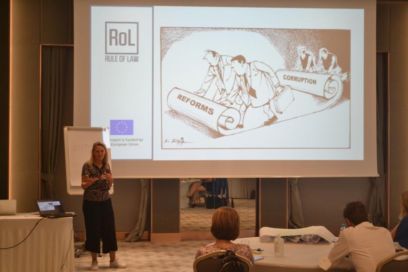 Предавач на работилницата Лена Андерсен, експерт во областа на превенција на корупцијата