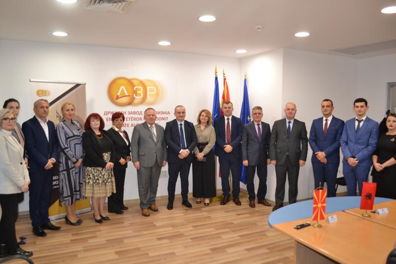 Заедничка фотографија на претставниците од Државниот завод за ревизија и колегите од Република Албанија