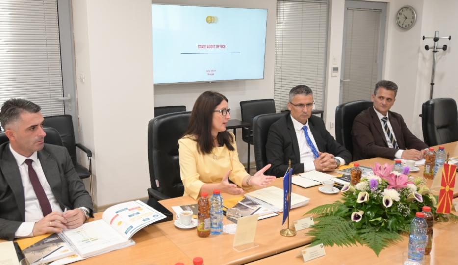 Главниот ревизор на Националната канцеларија за ревизија на Р. Косово г-ѓа Влора Спанца, заблагодарувајќи се на гостопримството на домаќините, упати пофални зборови за постигнатите резултати на Државниот завод за ревизија 
