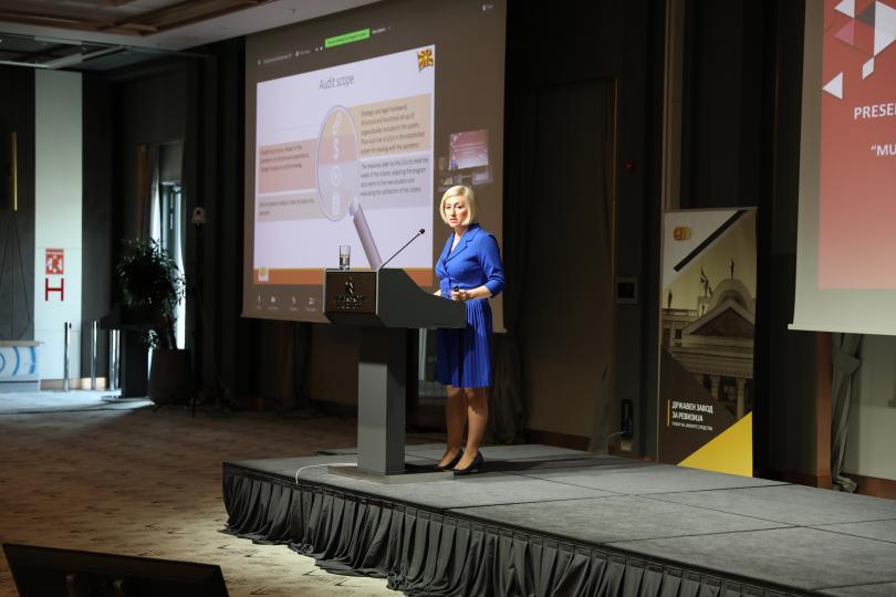 Марија Трајковска од ДЗР го презентира националниот ревизорски извештај 