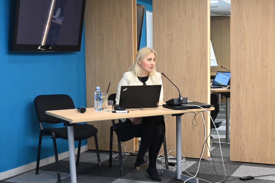 Елена Догазанска, раководител на ревизија од ДЗР со презентација за ревизорските извештаи